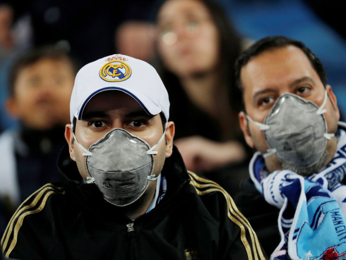 Foto: Dos aficionados del Real Madrid, con mascarillas. (Reuters)