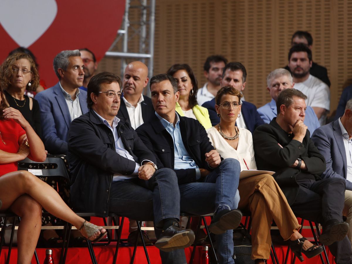 Foto: El presidente del Gobierno, Pedro Sánchez (c), acompañado de varios presidentes autonómicos del PSOE durante una reunión del Consejo Político Federal. (EFE/Javier Belver)
