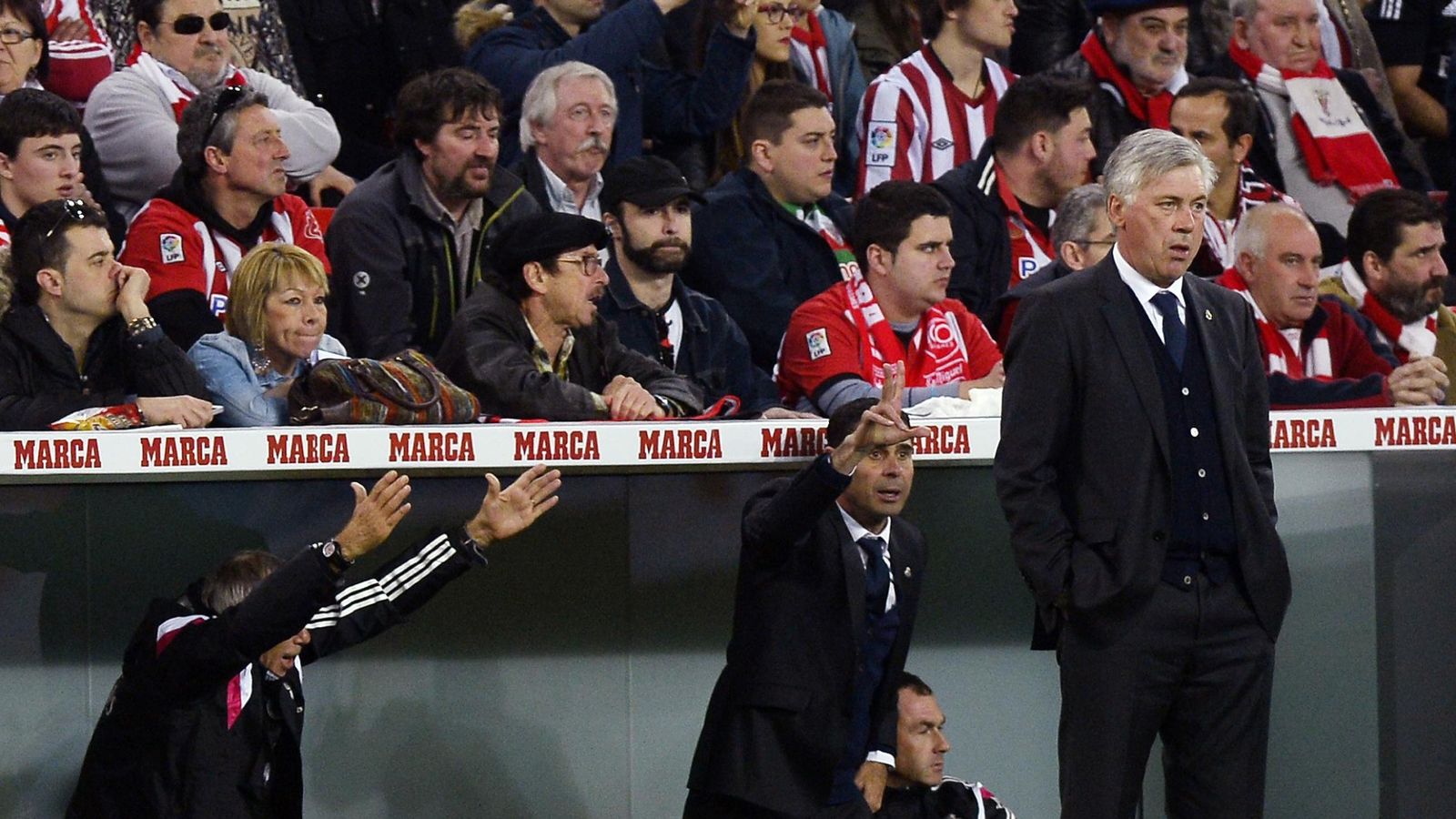 Foto: Hierro, detrás de Ancelotti, hace indicaciones en el banquillo de San Mamés. (EFE)