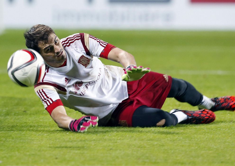 Foto: Iker Casillas, durante un entrenamiento con la selección española.