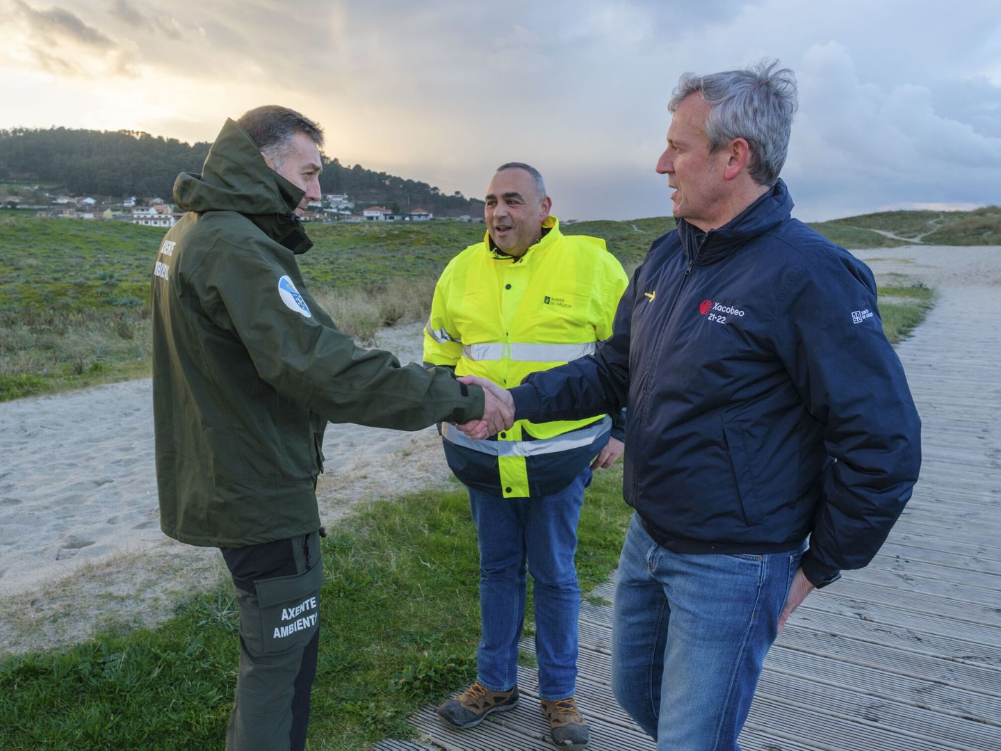 El presidente de la Xunta, Alfonso Rueda, visita la playa de Barrañán, una de las afectadas por el vertido de microplásticos en Galicia. (EFE/David Cabezón)
