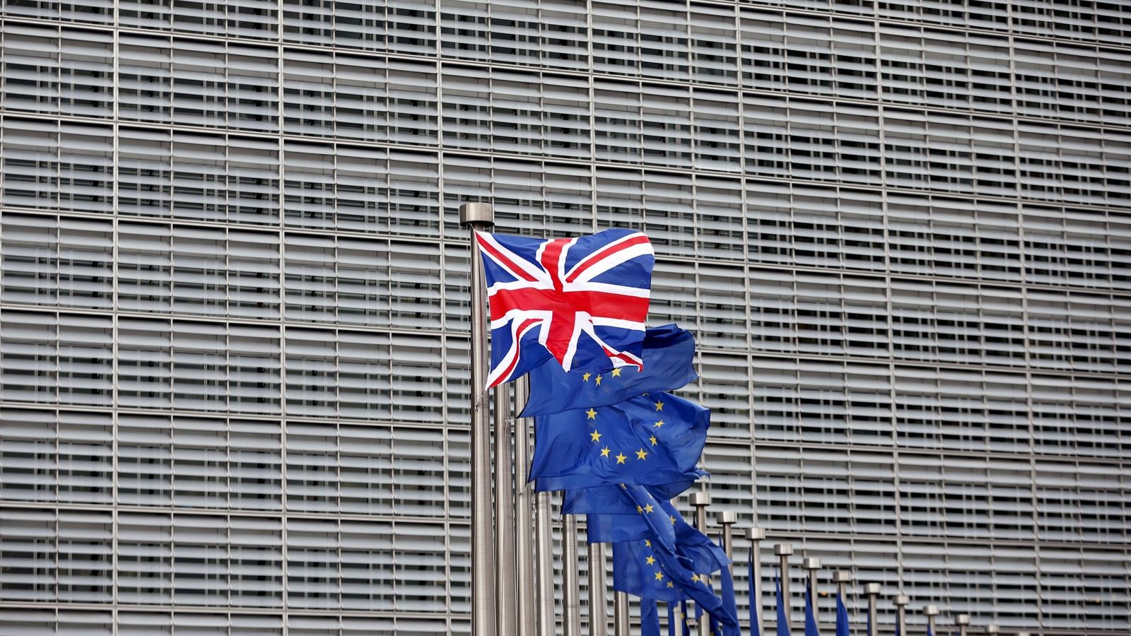 Foto: Foto de archivo de una bandera de Reino Unido entre las de la UE delante de la sede de la Comisión Europea. (Reuters)