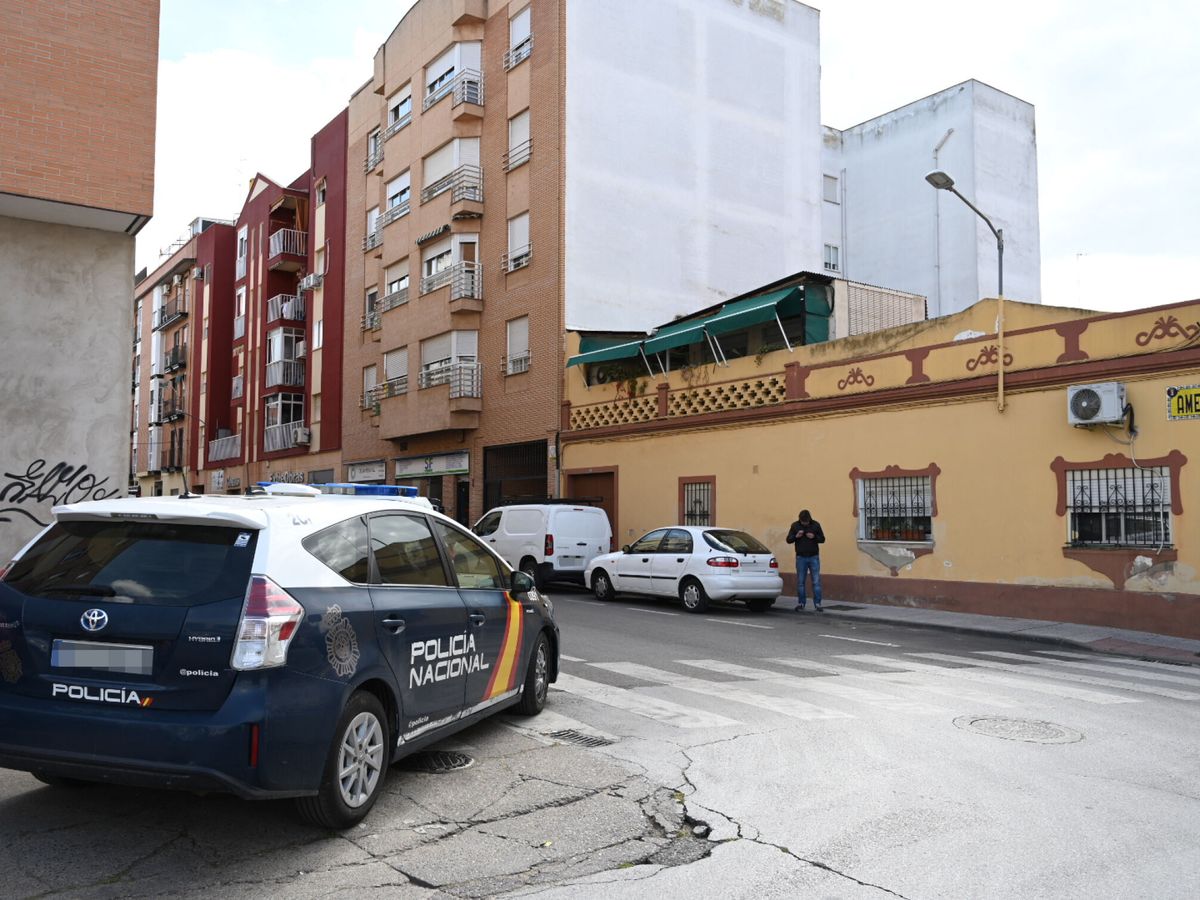 Foto: Un coche de policía en Badajoz. (Europa Press/Andrés Rodríguez)