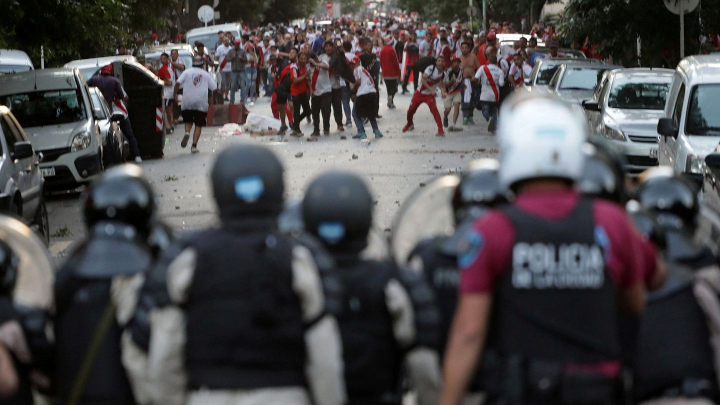 Algunos de los disturbios provocados a causa del encuentro en Argentina. (EFE)