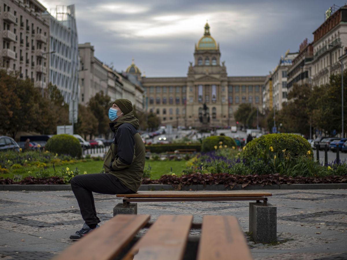 Foto: Un hombre en Praga. (EFE)
