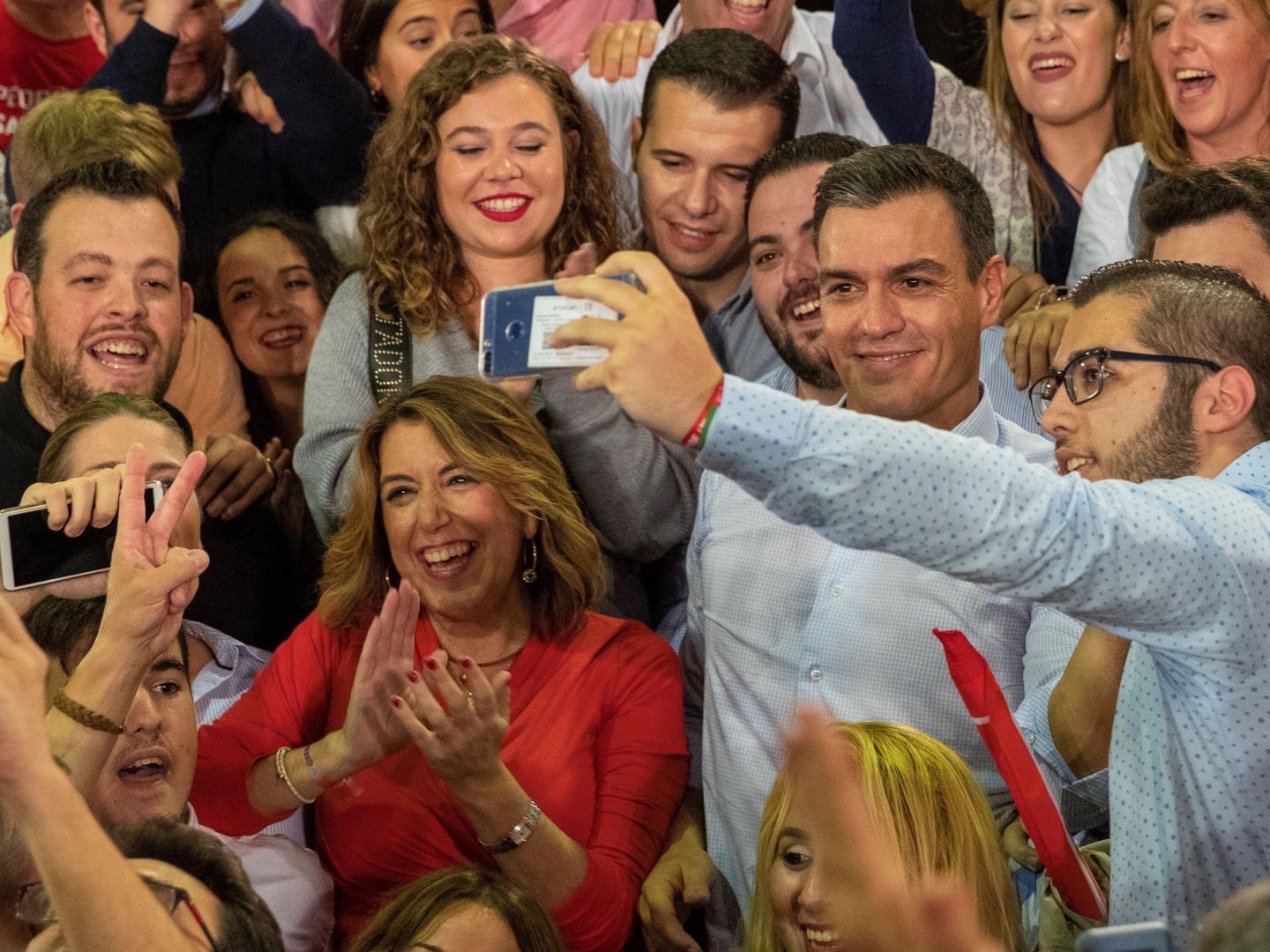 Susana Díaz y Pedro Sánchez, en un acto electoral en Sevilla. (EFE)
