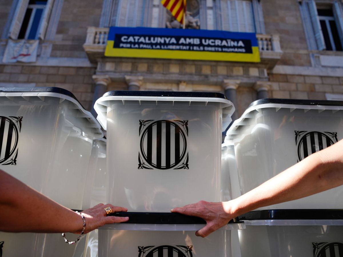 Foto: Urnas frente a la Generalitat, en el 5º aniversario del 1-O. (EFE/Enric Fontcuberta)