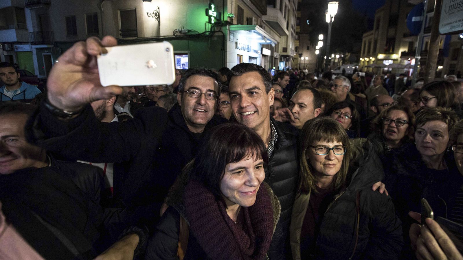 Foto: Pedro Sánchez, rodeado de simpatizantes socialistas el pasado 26 de noviembre en Sueca, Valencia. (EFE)