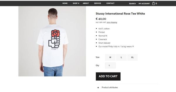 Foto: Camiseta blanca de la firma Stussy con el logo del PSOE de 1977 en la web de la tienda Uebervart. (EC)