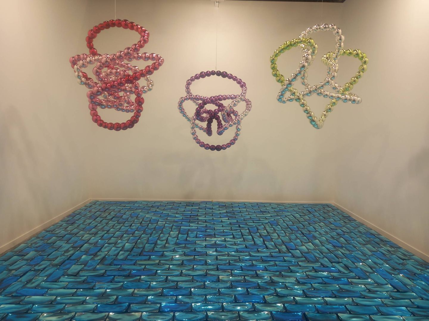 'Brilli brilli' con ecos de Jeff Koons en la Galería Perroti.