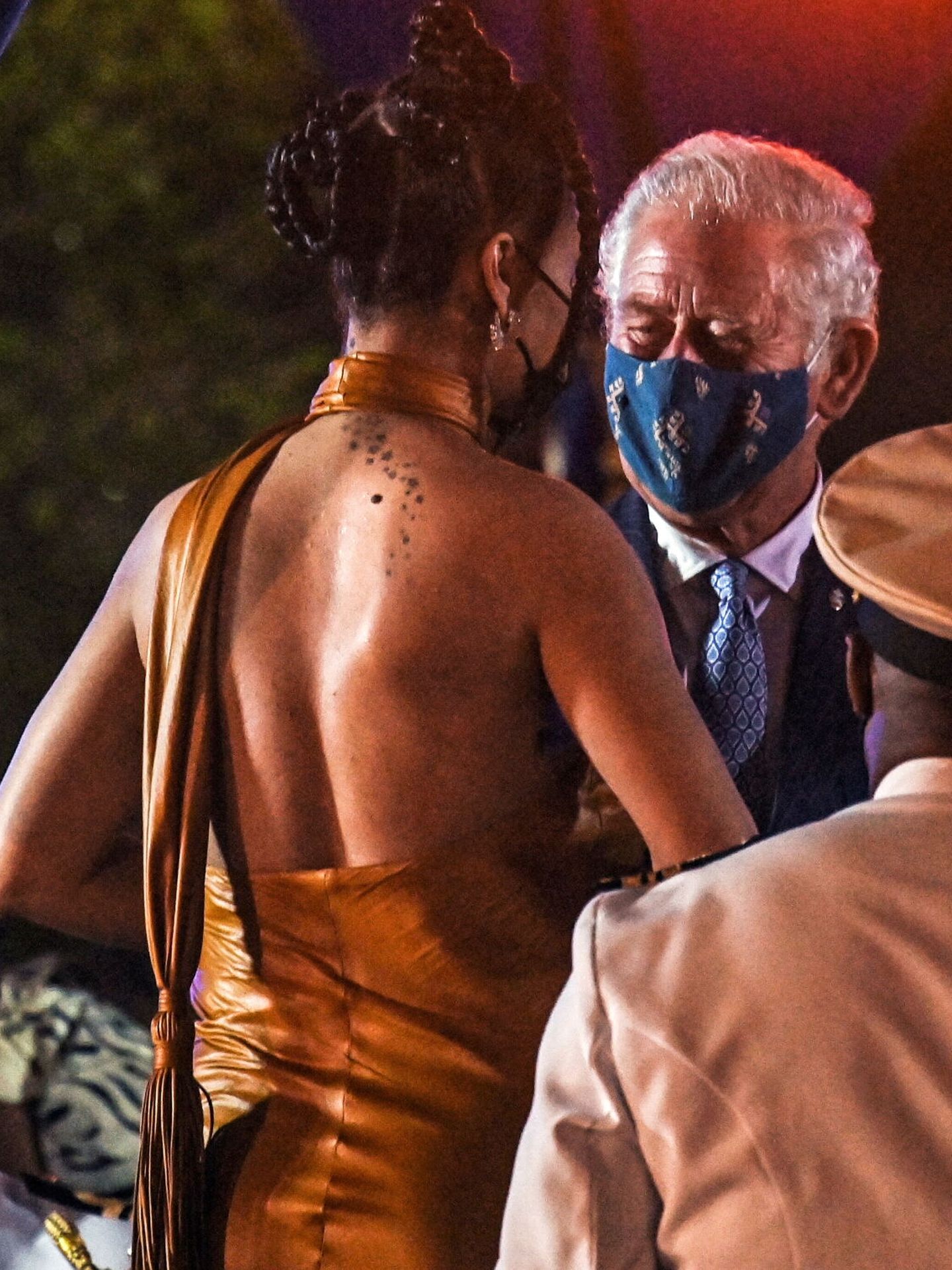 Rihanna, saludando al príncipe Carlos. (Reuters/Pool)Toby Melville)