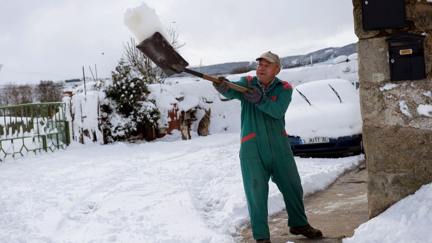 Un hombre quita nieve de su casa, en la localidad cántabra de Orzales. (EFE)