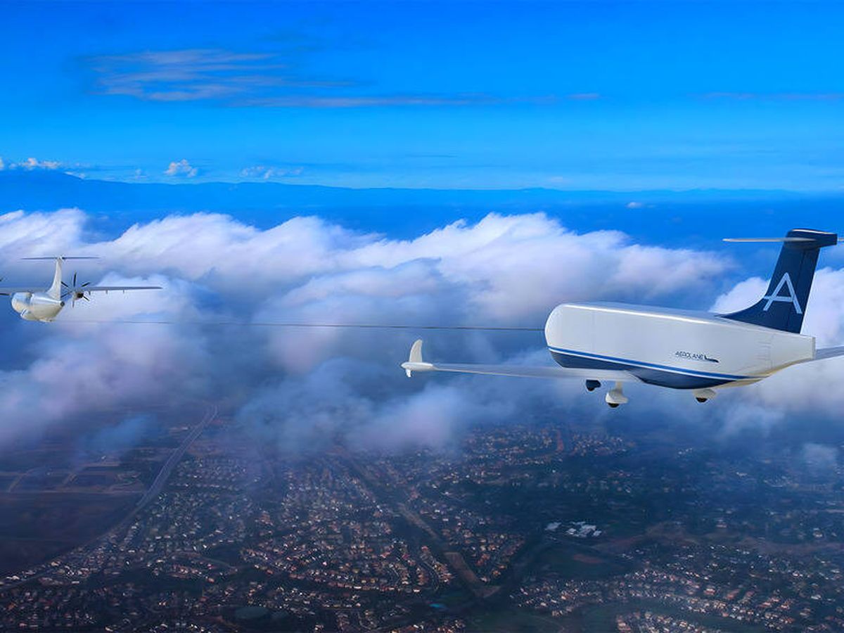 Foto: Un avión tirando de otro: la nueva y curiosa forma de que los pedidos 'online' lleguen más rápido (Aerolane)