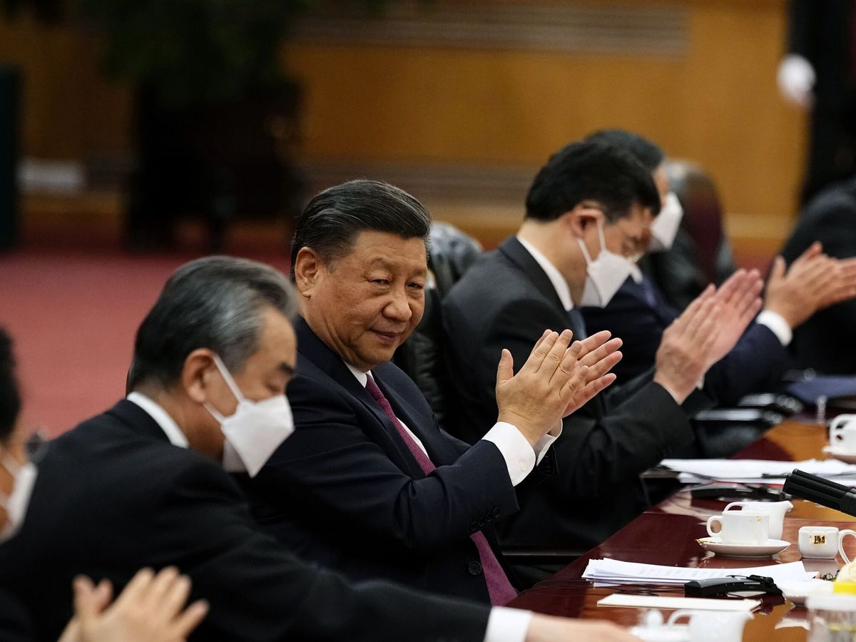 Foto: El Presidente chino, Xi Jinping (C), aplaude tras una ceremonia. (EFE / Ken Ishii)