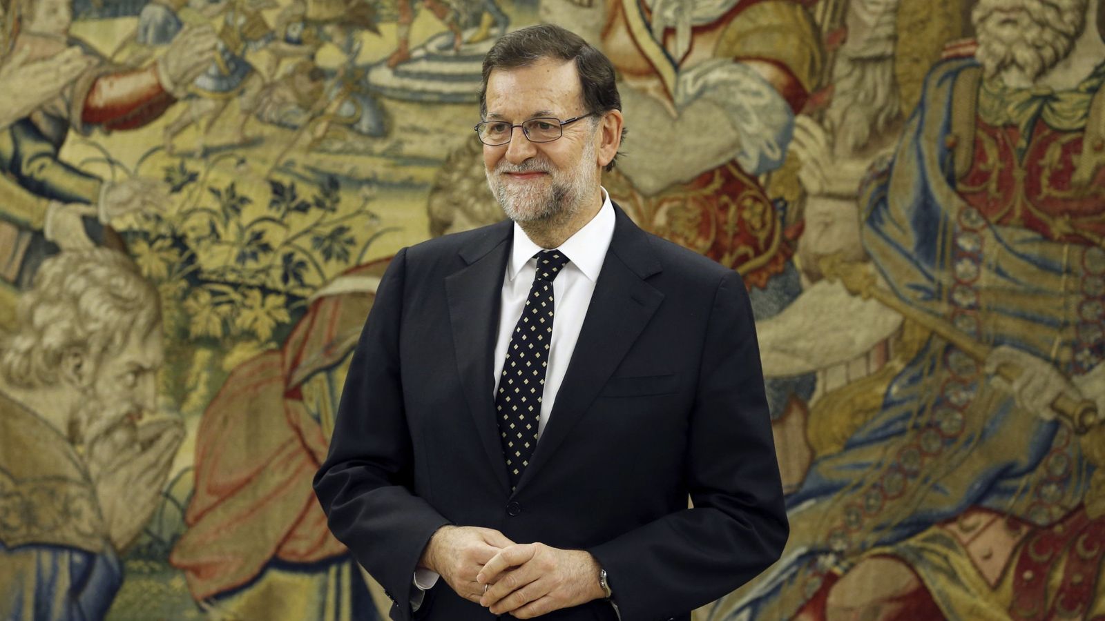 Foto: Mariano Rajoy, ayer, esperando ser recibido por el Rey. (EFE)