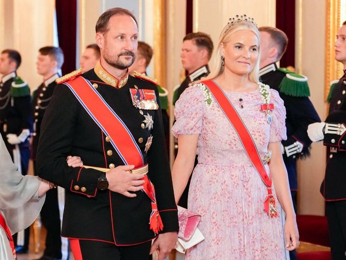 Foto: Mette-Marit, de rosa, junto a Haakon y la reina Sonia, en el Palacio Real. (Cordon Press)