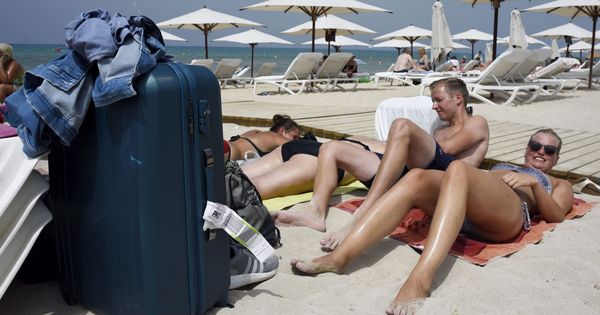Foto: Turistas alemanes aprovechan sus últimos momentos en la Playa de Palma antes de partir hacia su país. (EFE)