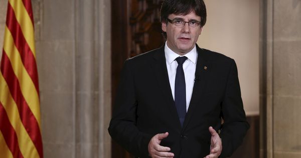 Foto: El presidente de la Generalitat, Carles Puigdemont, durante la declaración institucional. (EFE)
