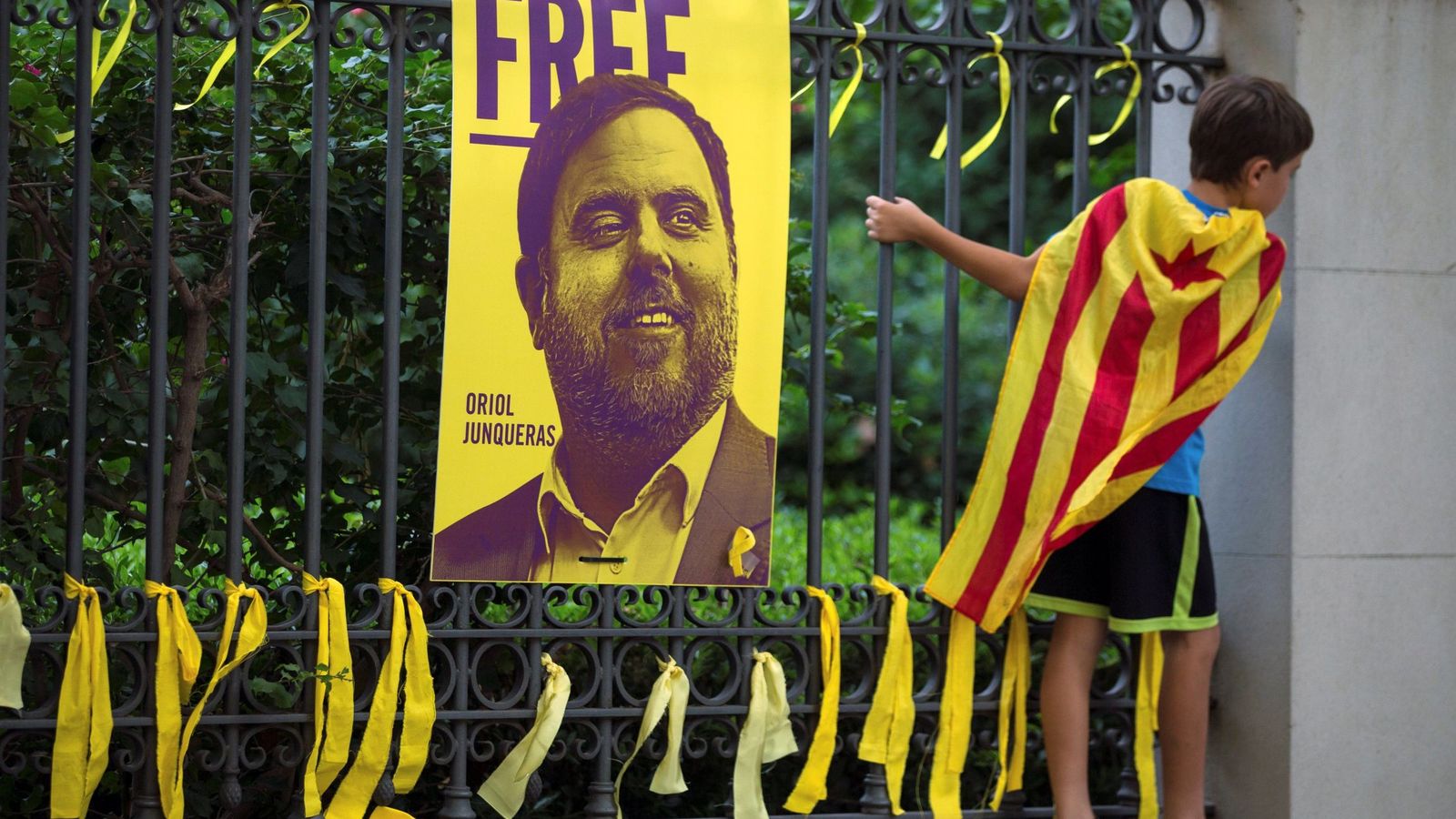 Foto: Lazos amarillos colocados ante una fotografía de Oriol Junqueras en Barcelona, el pasado 11 de septiembre. (EFE)