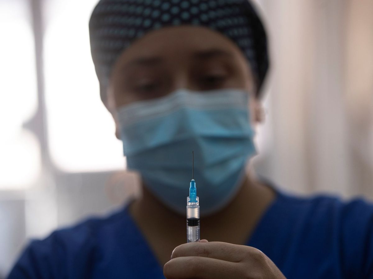 Foto: Una enfermera prepara una dosis de la vacuna china Sinovac. (EFE)