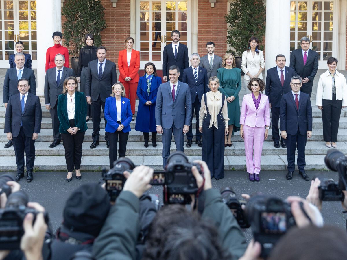 Foto: Foto de familia, del presidente del Gobierno de la XV legislatura, Pedro Sánchez (c), junto a las vicepresidentas y ministros del Ejecutivo. (Europa Press/Eduardo Parra)