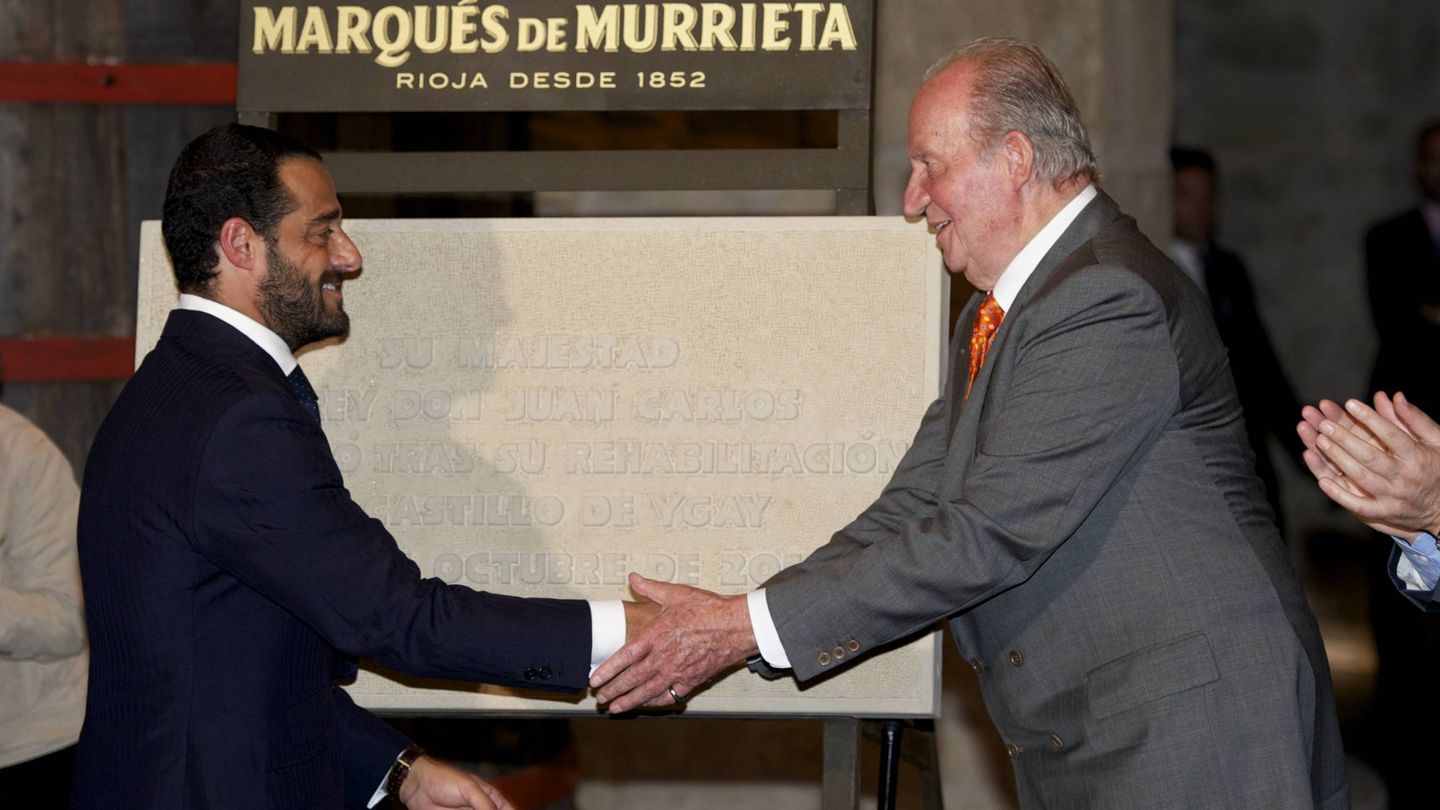 El rey Juan Carlos saluda al conde de Creixell en las Bodegas Marqués de Murrieta. (Getty)