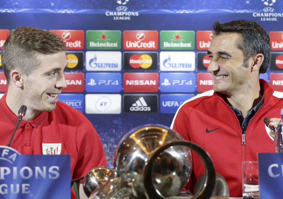 Foto: Muniain y Valverde sonríen durante la rueda de prensa previa al encuentro ante el Bate Borisov