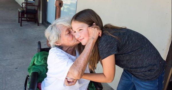 Foto: Ruby Kate con una de las ancianas a las que ha ayudado (Foto: Facebook)