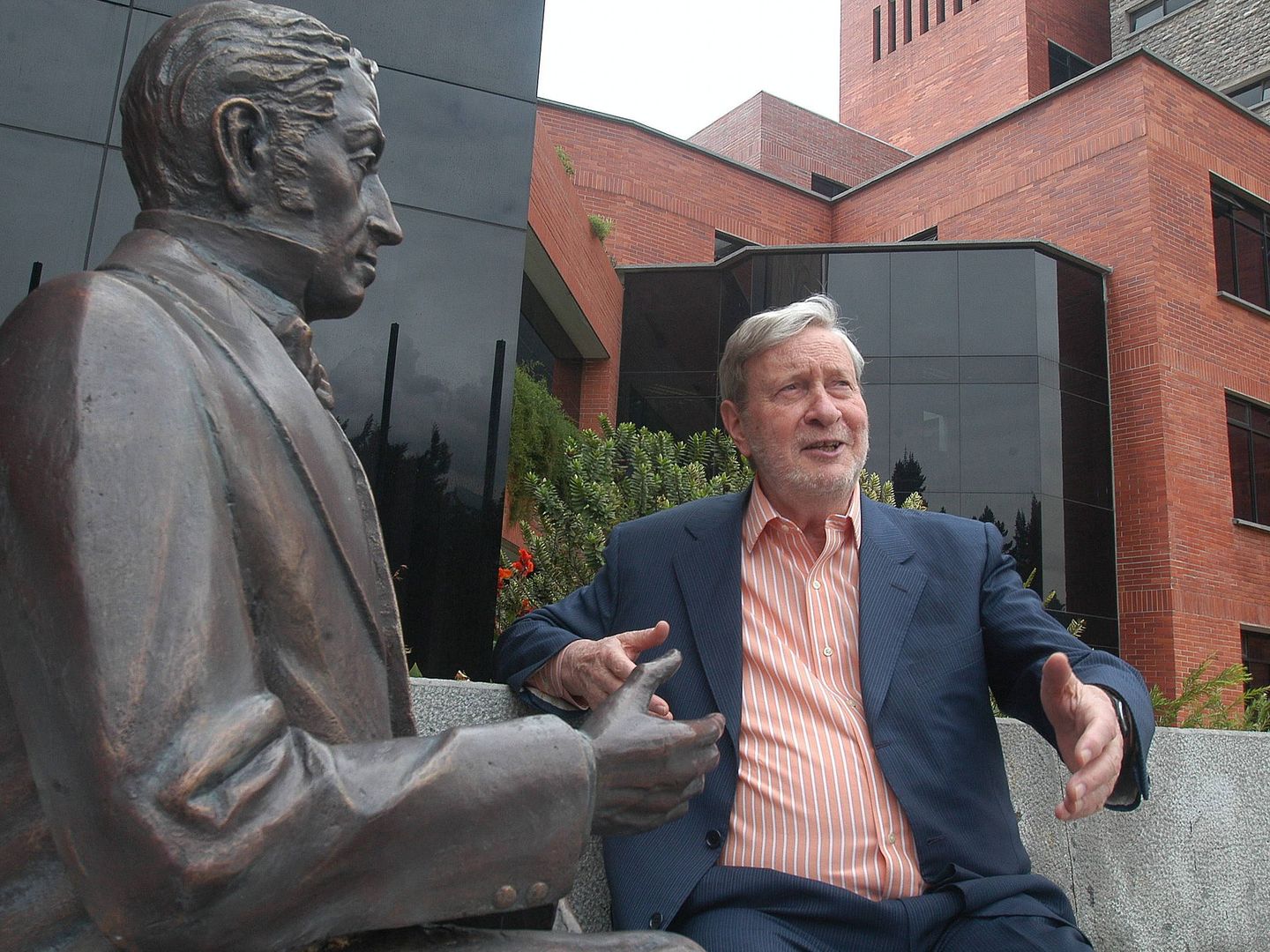 Gianni Vattimo, junto a una estatua de Simón Bolívar en Ecuador. (EFE)