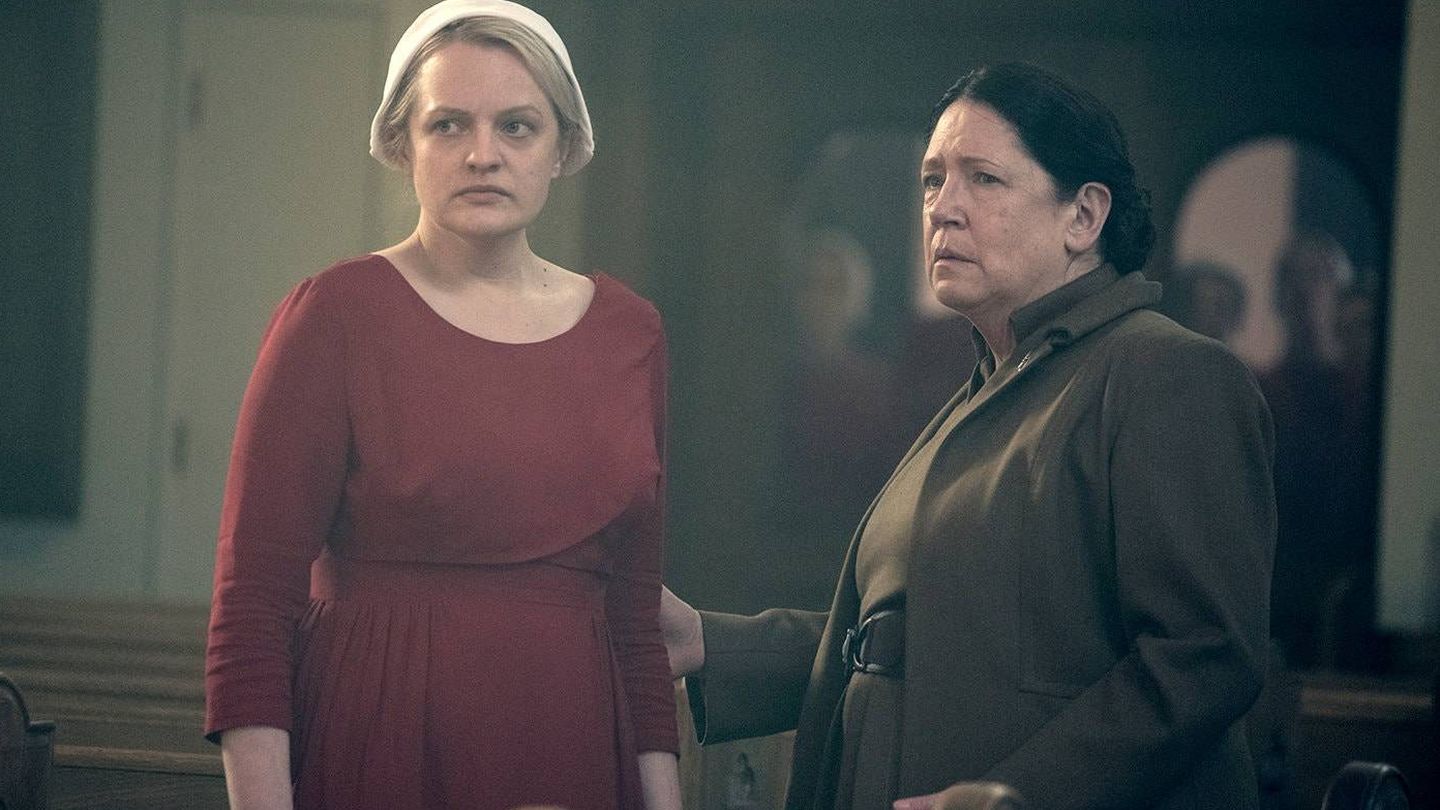 June (Elisabeth Moss) y Tía Lydia, en 'El cuento de la criada'. (HBO)