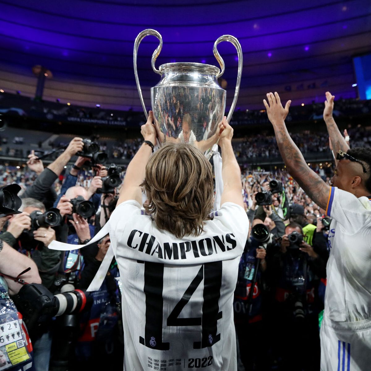 El Madrid cierra una noche mágica en el Bernabéu: los jugadores, aclamados  como héroes