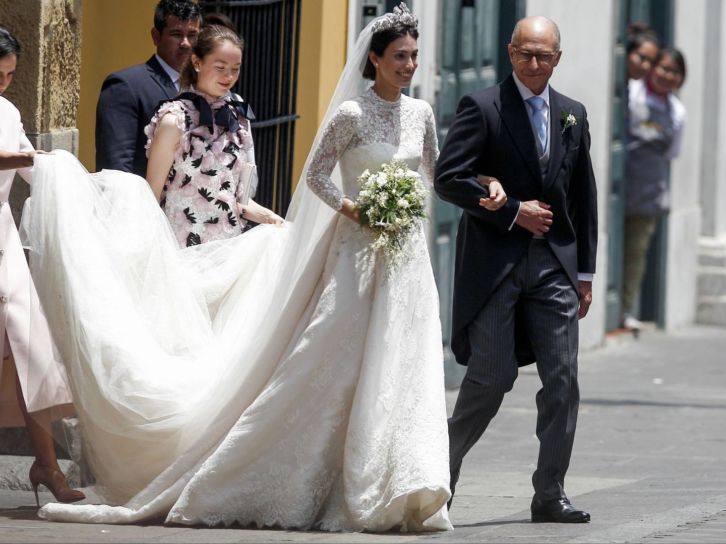 Sassa de Osma, radiante con su vestido de novia de Jorge Vázquez. (Getty)