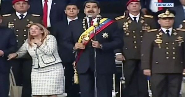 Foto: Imagen de televisión del momento de la explosión cuando el presidente de Venezuela, Nicolás Maduro daba un discurso en la avenida Bolívar de Caracas. (EFE)