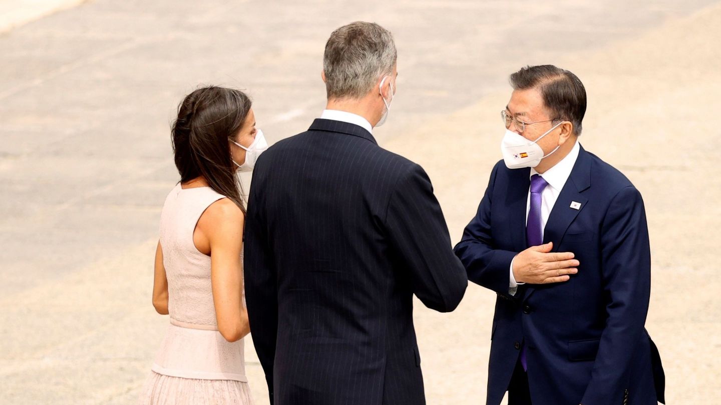 El recibimiento de los Reyes a Moon Jae-in, presidente de Corea, y su mujer. (EFE)