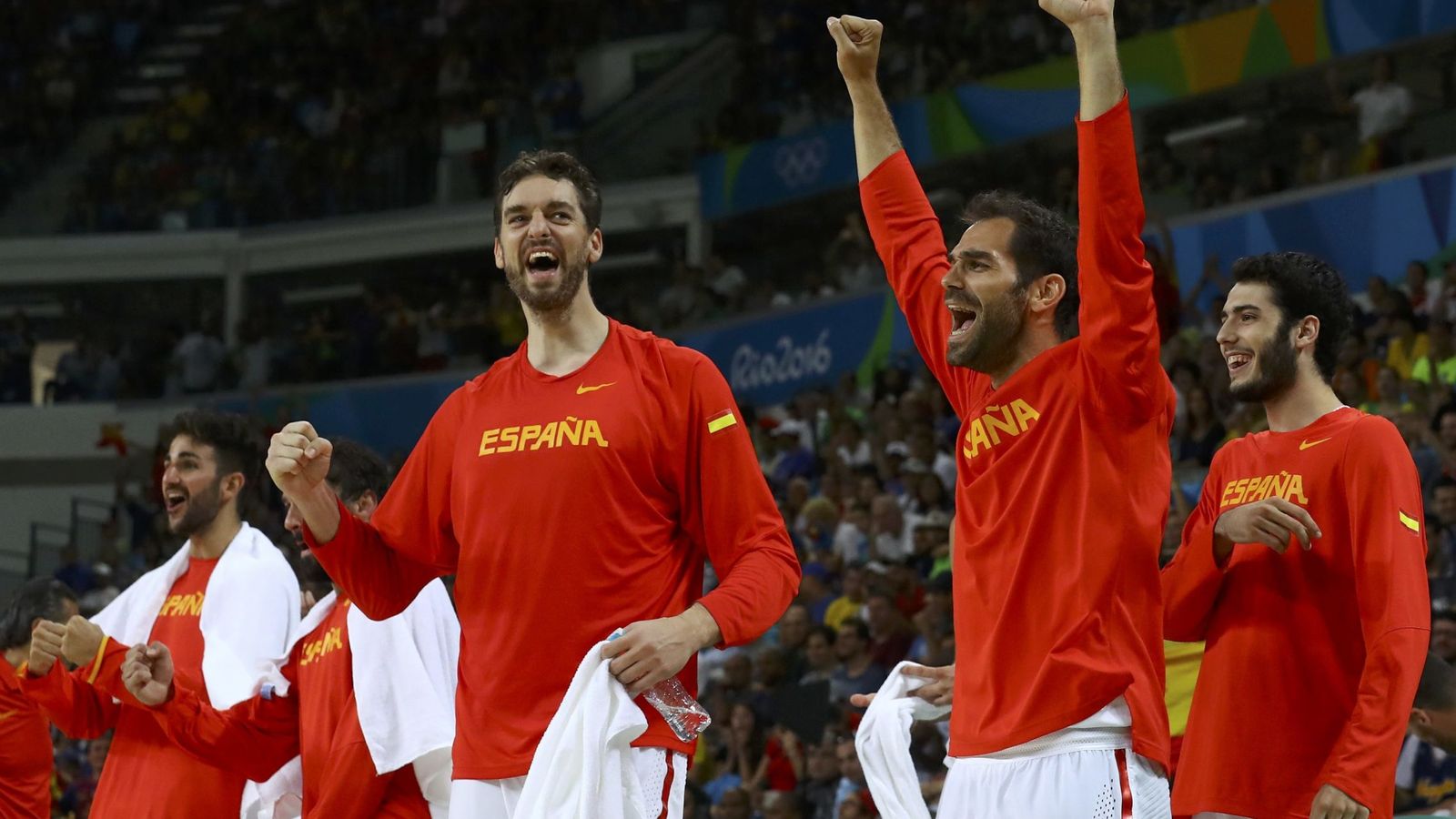 Foto: Los jugadores españoles celebran una canasta en el partido contra Francia (Jim Young/Reuters)