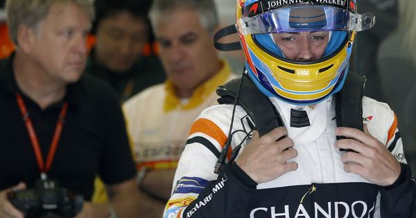 Foto: Fernando Alonso, pensativo en su box durante el GP de España. (EFE)
