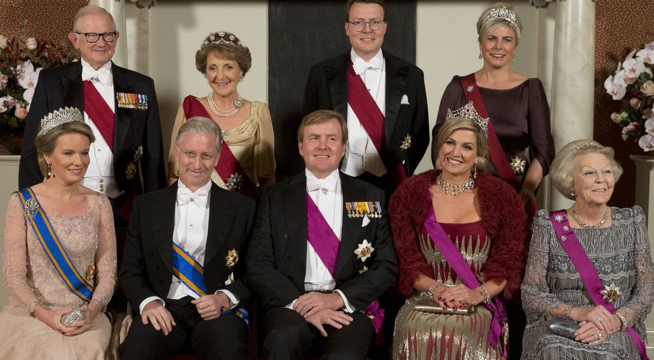 La familia Orange junto a los reyes de los belgas. (Efe)