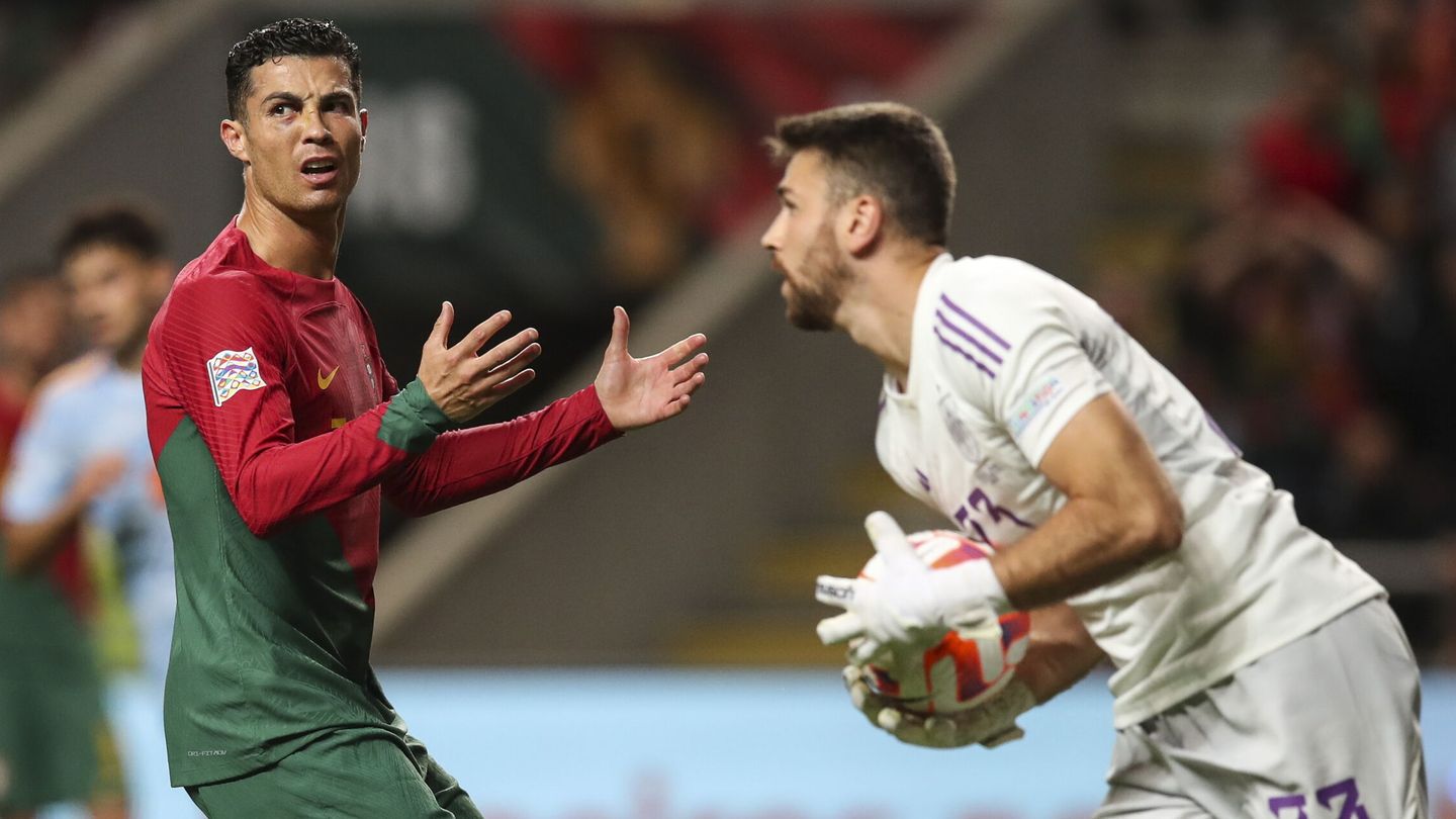 Cristiano Ronaldo se desespera en una acción. (EFE/EPA/Hugo Delgado)