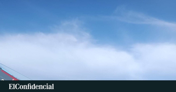 Bomberos estabilizan un tráiler medio volcado en la A-67 y ayudan a salir al conductor del vehículo