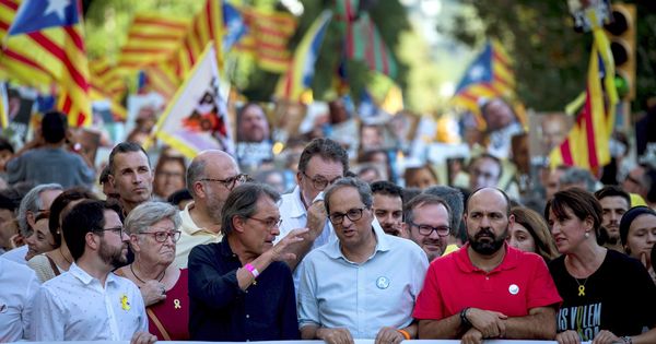 Foto: Cabecera de la manifestación organizada por ANC, Òmnium Cultural y la Asociación Catalana de Derechos Civiles. (EFE)