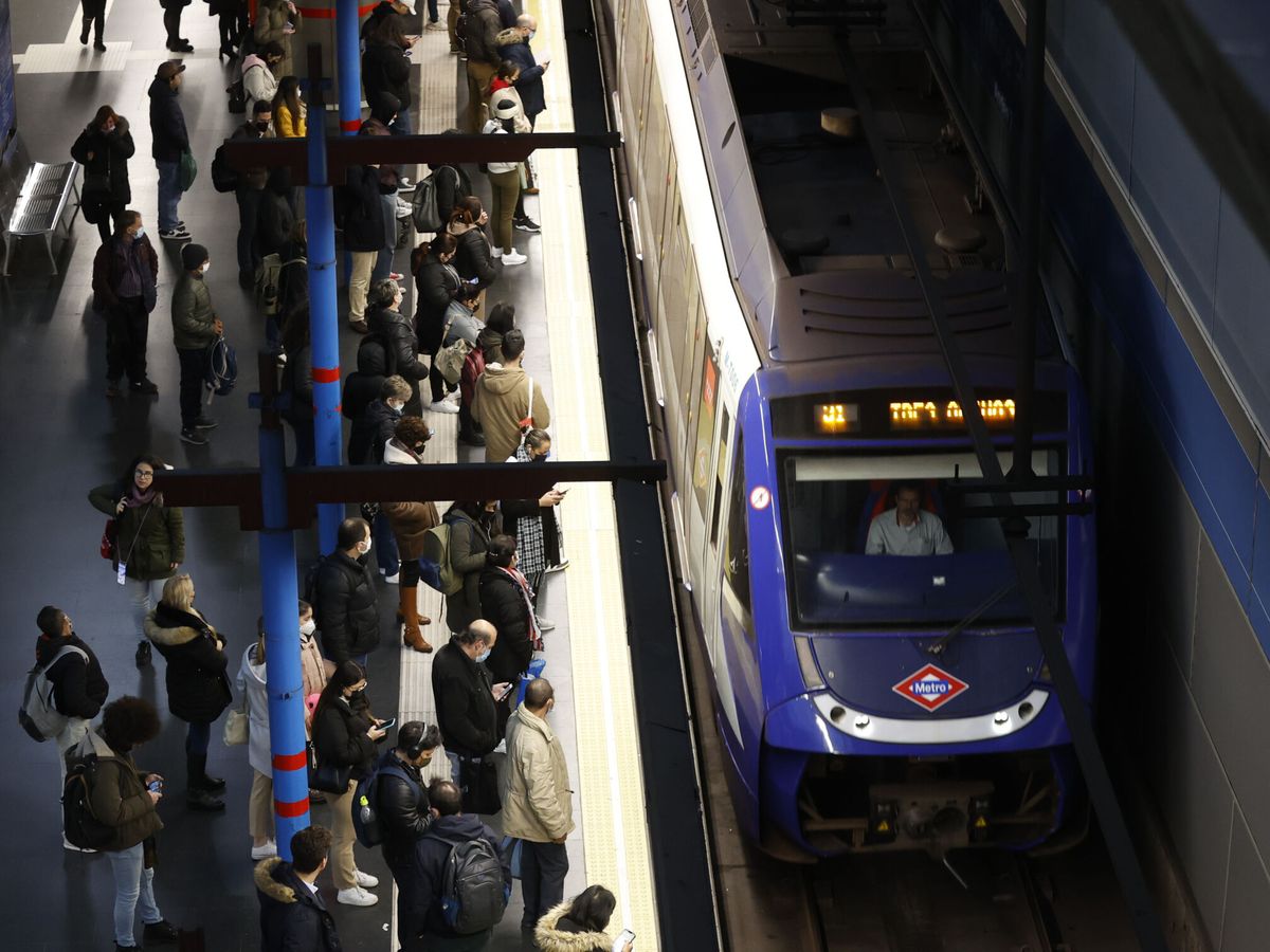 Foto: Varias personas cogen el metro en Madrid. (Juan Carlos Hidalgo/EFE)