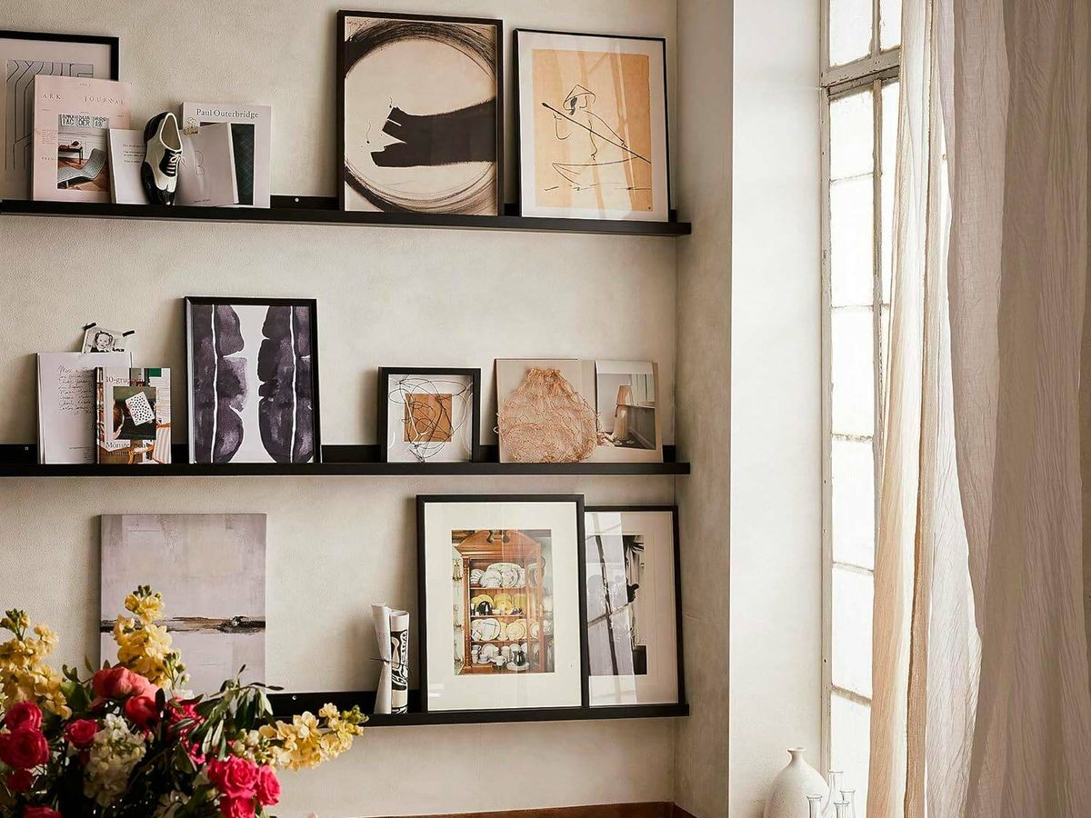 Decora toda una pared con estas estanterías para cuadros y otras ideas de  adornos de Ikea