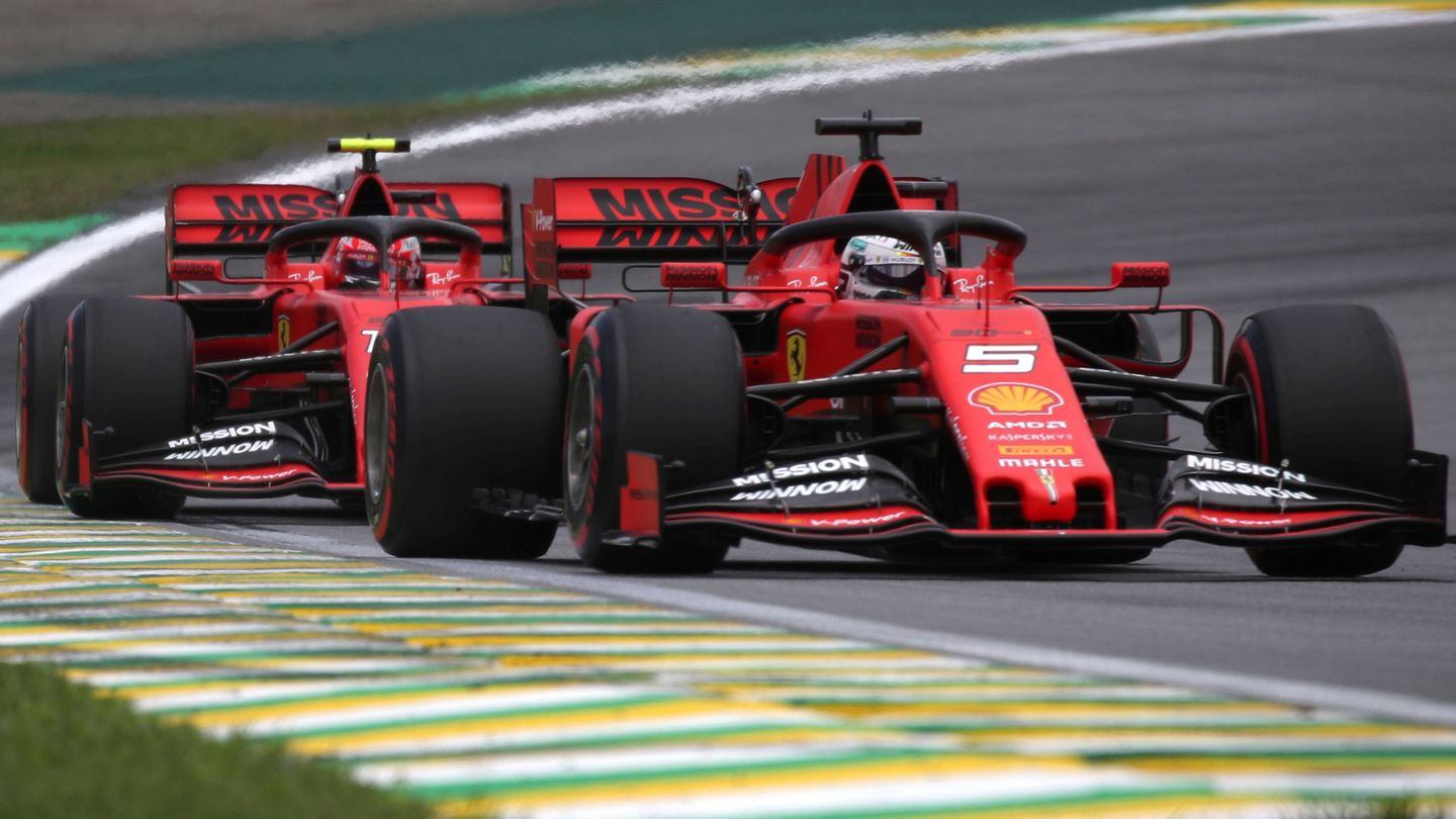 Sebastian Vettel seguido por Charles Leclerc en el pasado Gran Premio de Brasil. (Reuters)