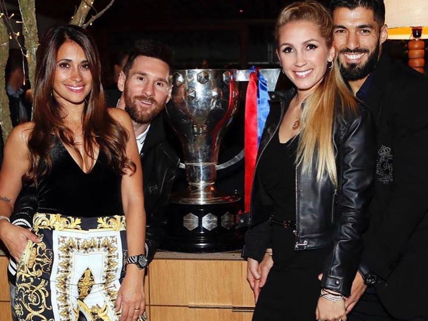 Messi y Suárez con sus parejas, en una fiesta del Barça en Bluespot. (Cortesía)