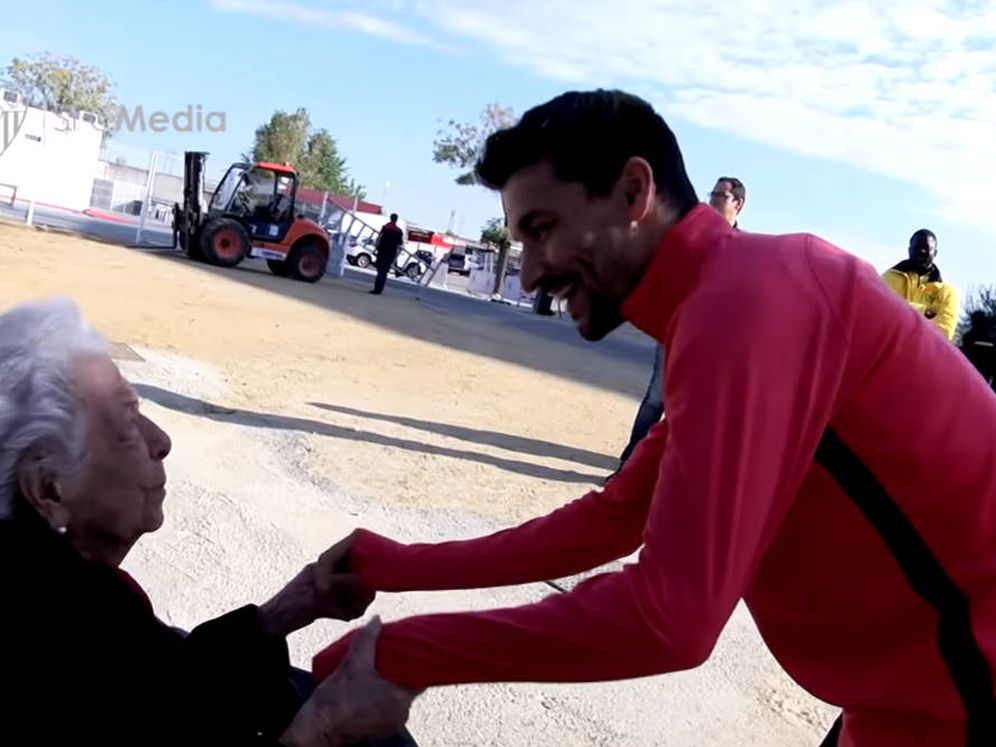 Foto: Jesús Navas y Lucrecia, de 102 años, en el momento de conocerse (Foto: YouTube)
