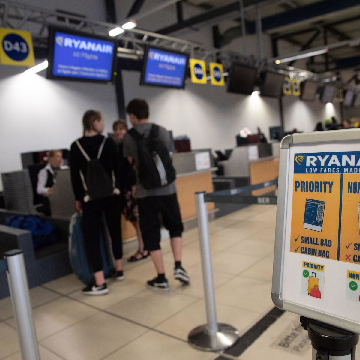 Por qué Ryanair y Vueling seguirán cobrándonos por el equipaje de mano a  pesar de ser ilegal y recibir sanciones