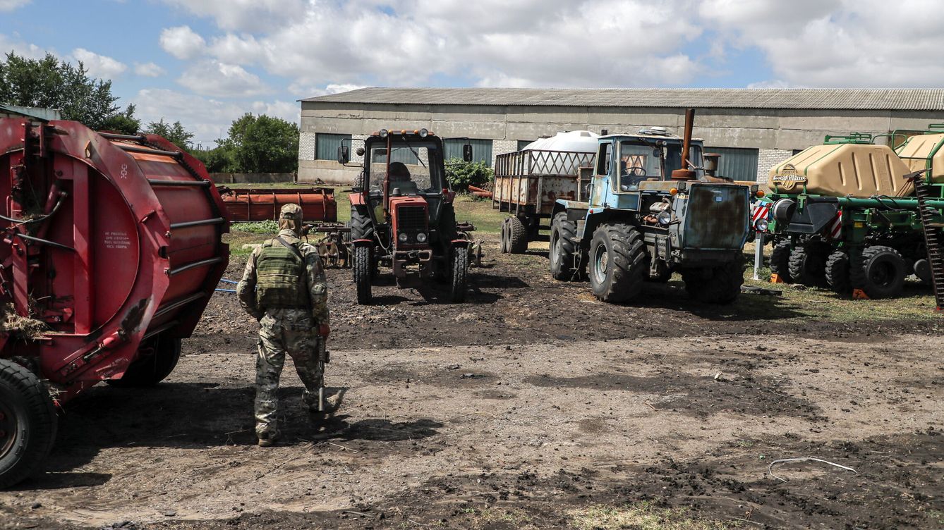 Foto: Un soldado ruso vigila los tractores de agricultura en Lugansk. (EFE/EPA/Sergei Ilnitsky)