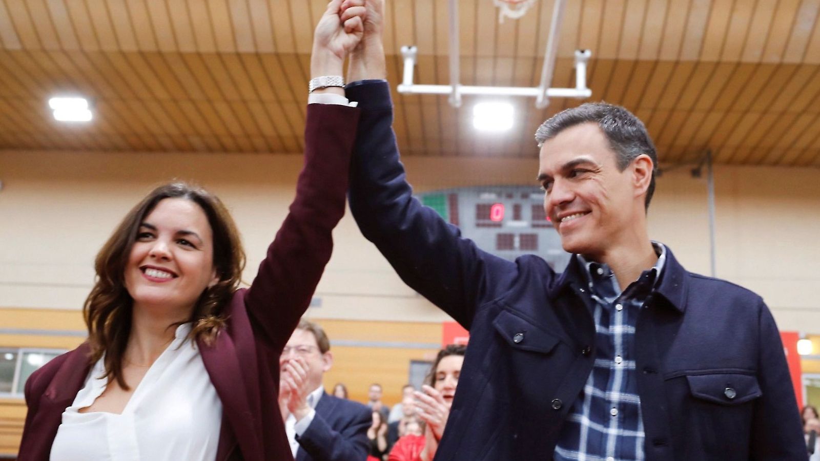 Foto: Pedro Sánchez, con la candidata del PSOE en Valencia, Sandra Gómez. (EFE)