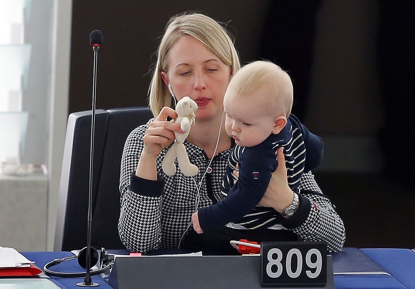 Jytte Guteland, con su bebé, en una sesión del Parlamento en 2017. (Reuters)