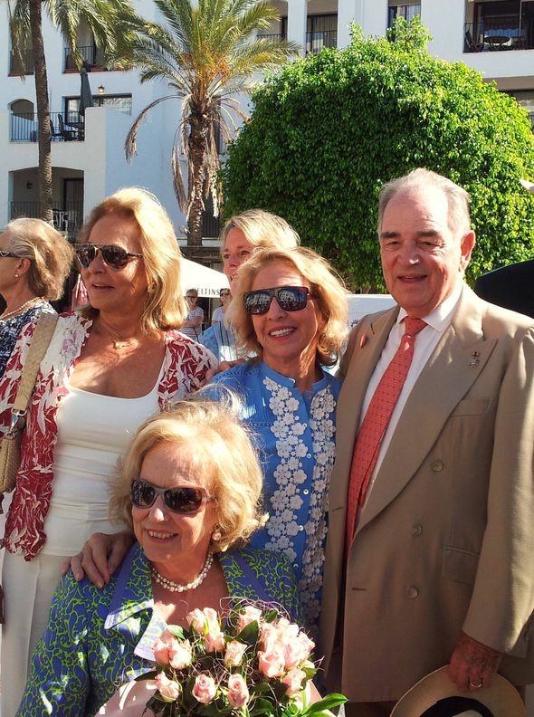 El conde, con su esposa en Marbella. (A.G.)